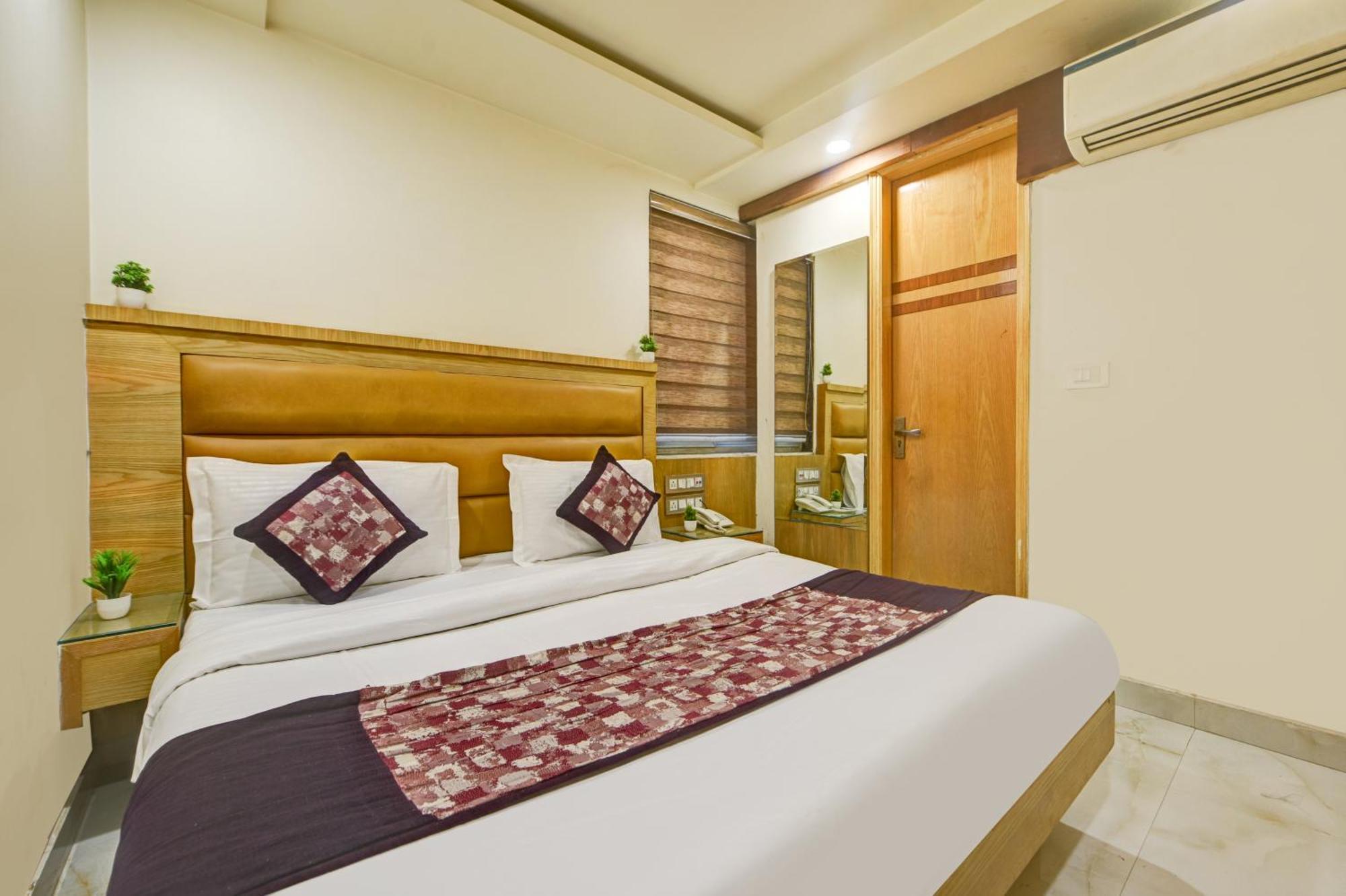 Kuber International - Train Station Hotel