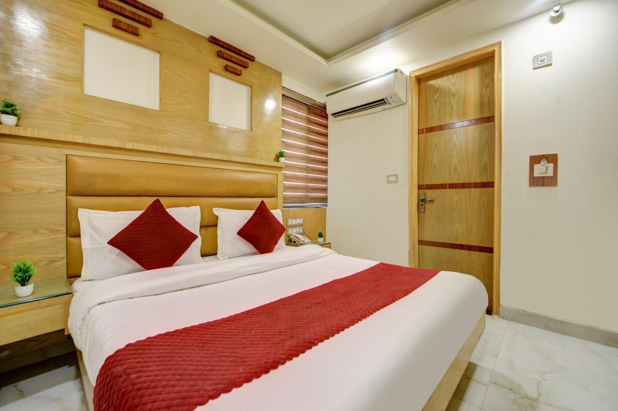 Kuber International - Train Station Hotel
